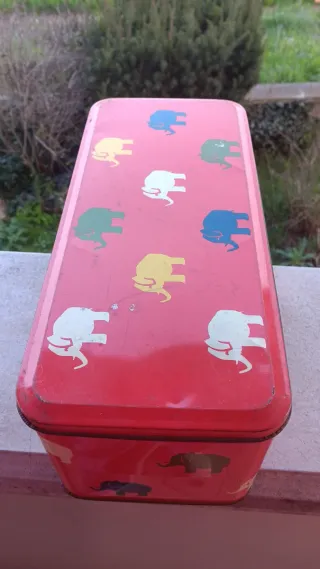 Scatola di latta vintage con elefanti