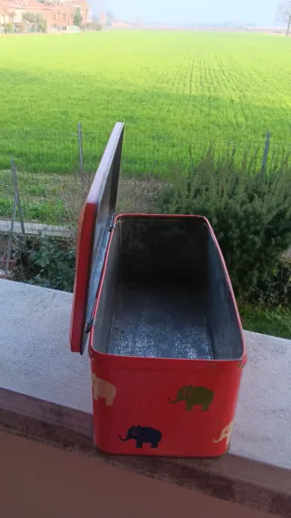 Scatola di latta vintage con elefanti
