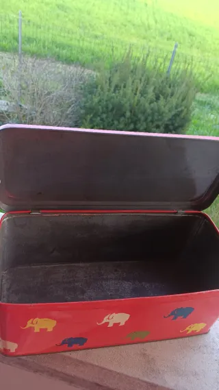 Scatola di latta vintage con elefanti