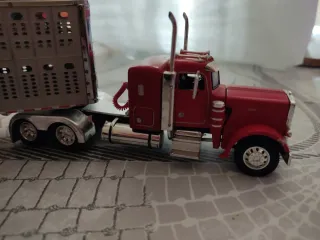 Camión Ganado DCP 1:64 Peterbilt Americano