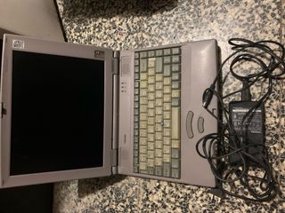 Portátil Toshiba antiguo gris