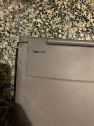 Portátil Toshiba antiguo gris