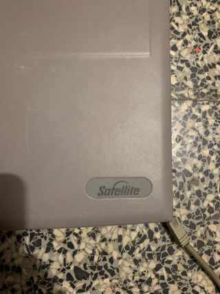 Portátil Toshiba antiguo gris