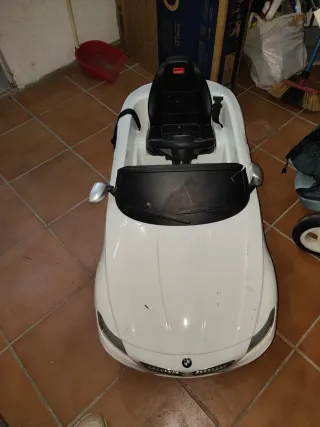 SE REGALA.Coche eléctrico infantil blanco.funciona