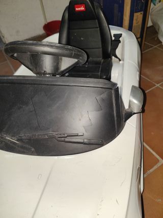 SE REGALA.Coche eléctrico infantil blanco.funciona