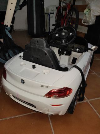 SE REGALA.Coche eléctrico infantil blanco.funciona