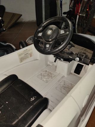 SE REGALA.Coche eléctrico infantil blanco.funciona