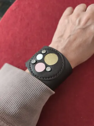 Pulsera cuero ancha con adornos