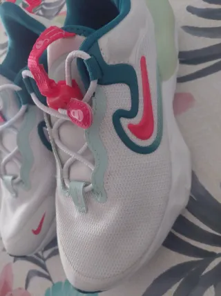 Zapatillas Nike blancas y rosas