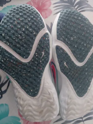 Zapatillas Nike blancas y rosas