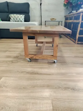 Mesa de centro de madera con ruedas