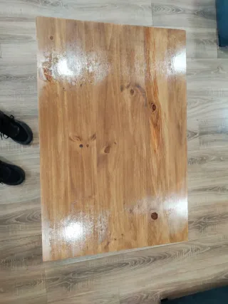 Mesa de centro de madera con ruedas