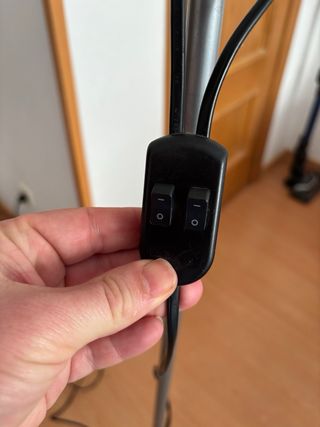 Lámpara de pie gris y amarilla