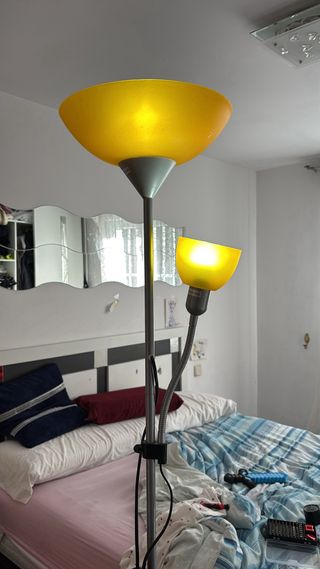 Lámpara de pie gris y amarilla