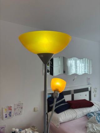 Lámpara de pie gris y amarilla