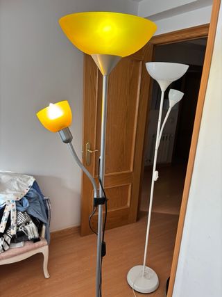 Lámpara de pie gris y amarilla