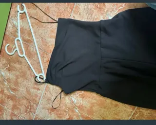 Mono negro asimétrico