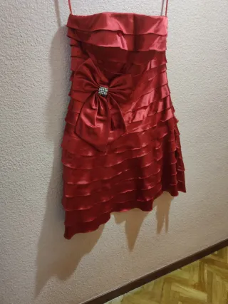 Vestido rojo con volantes y lazo