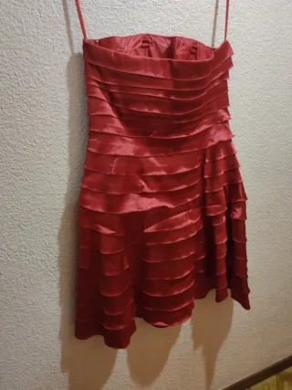 Vestido rojo con volantes y lazo