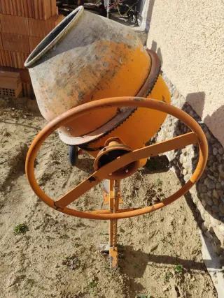 Hormigonera mediana en buen estado