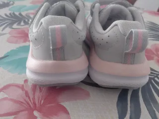 Zapatillas niña Under Armour grises