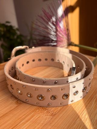Cinturón beige con tachuelas