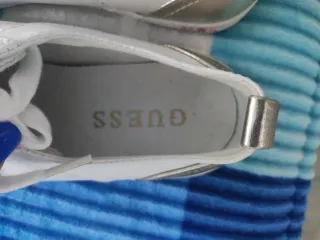 Zapatillas Guess Blancas y Doradas