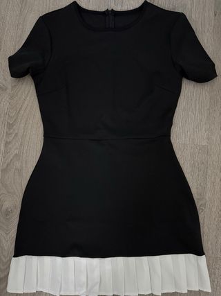 Vestido negro con falda plisada blanca