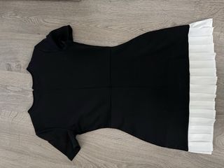 Vestido negro con falda plisada blanca