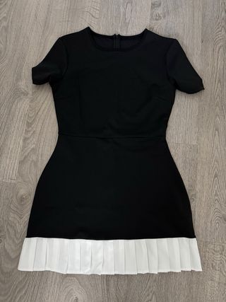 Vestido negro con falda plisada blanca