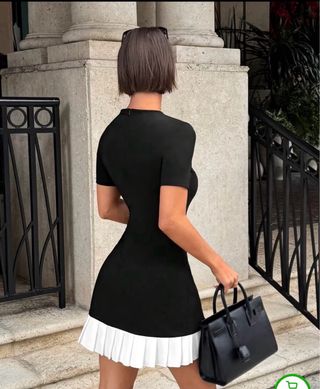 Vestido negro con falda plisada blanca
