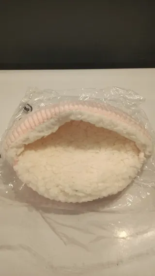 Cama para mascota rosa y blanca