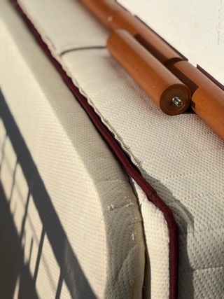 Colchón y base tapizada con 6 patas