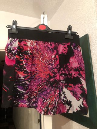 Blusa y falda estampadas negro y rosa