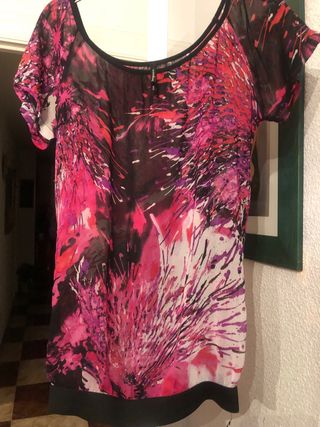 Blusa y falda estampadas negro y rosa