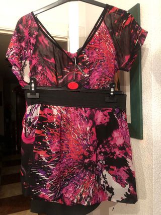 Blusa y falda estampadas negro y rosa