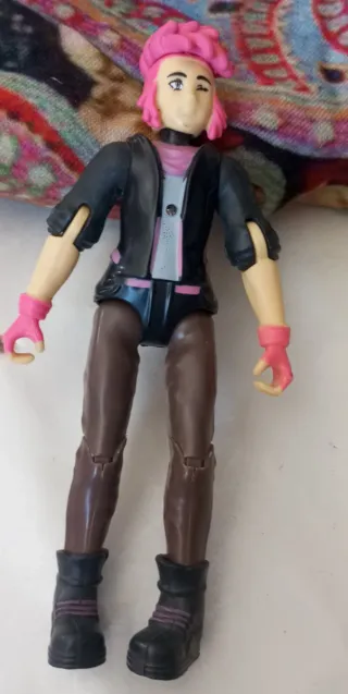 Figurita de acción con pelo rosa