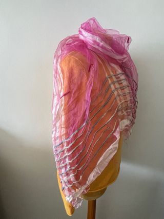 Fular de seda fucsia y dorado