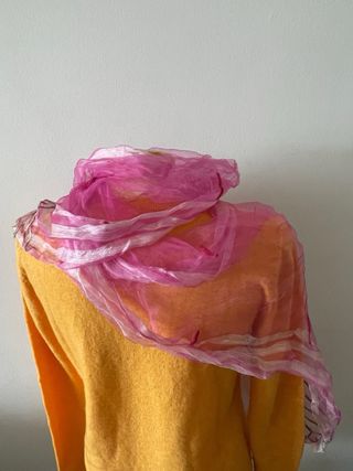 Fular de seda fucsia y dorado