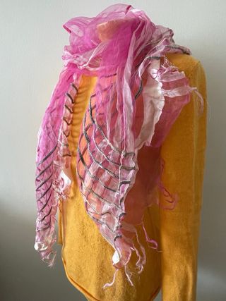 Fular de seda fucsia y dorado