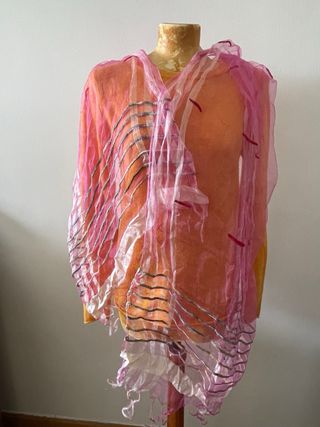 Fular de seda fucsia y dorado