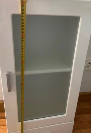 Armario blanco con puerta de cristal