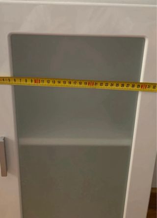 Armario blanco con puerta de cristal