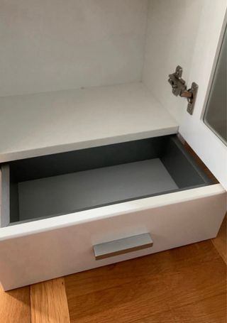 Armario blanco con puerta de cristal