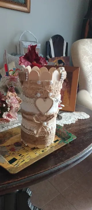 Jarrón artesanal decorado con madera, yute y perla