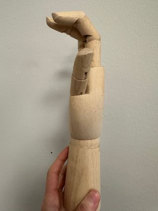 Mano de madera articulada Ikea