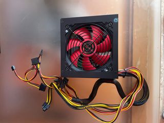 Fuente de Poder ATX Negra con Ventilador Rojo