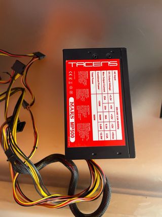 Fuente de Poder ATX Negra con Ventilador Rojo