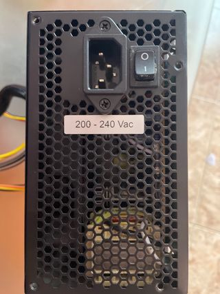 Fuente de Poder ATX Negra con Ventilador Rojo