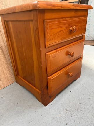 Dormitorio pino cabeceros y mesita